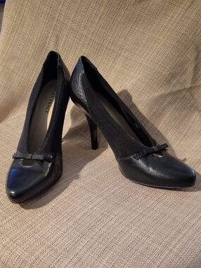 Ellen Tracy Black Leather & Stretch Pump with Bow Like New Never Worn Sz 11